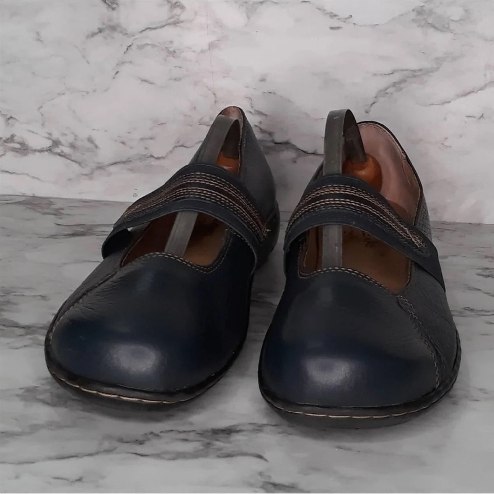 SOLD ⭐️Comfortable Clark shoes for those size 7.5 Wide